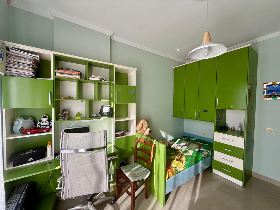 Tirane, jepet me qera apartament 3+1+Ballkon Kati 8, 115 m² 600 € (astir)
