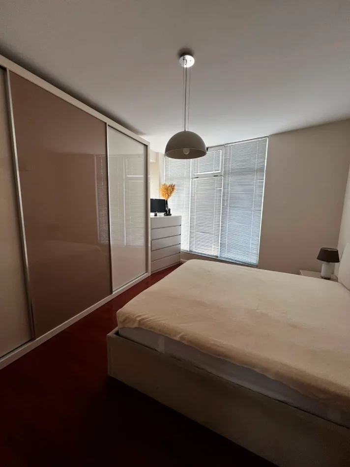Tirane, jepet me qera apartament 1+1+Ballkon Kati 8, 110 m² 600 € (Rruga e Barrikadave)
