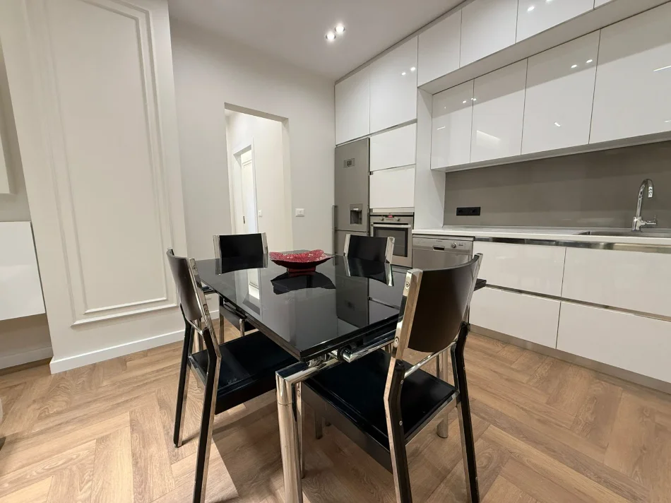 Tirane, jepet me qera apartament 2+1 Kati 5, 106 m² 850 € (Pazari i Ri)