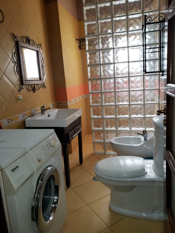 Tirane, jepet me qera apartament 1+1+Ballkon Kati 3, 75 m² 550 € (KOMUNA E PARISIT TEK ISH NEW YORK)