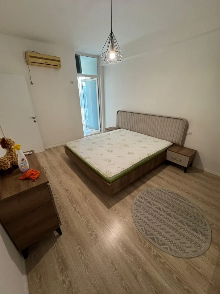 Tirane, jepet me qera apartament 2+1+Ballkon Kati 7, 89 m² 600 € ( Ish Parku i Autobuzave, Kompleksi Star, Rruga Ndre Mjeda)