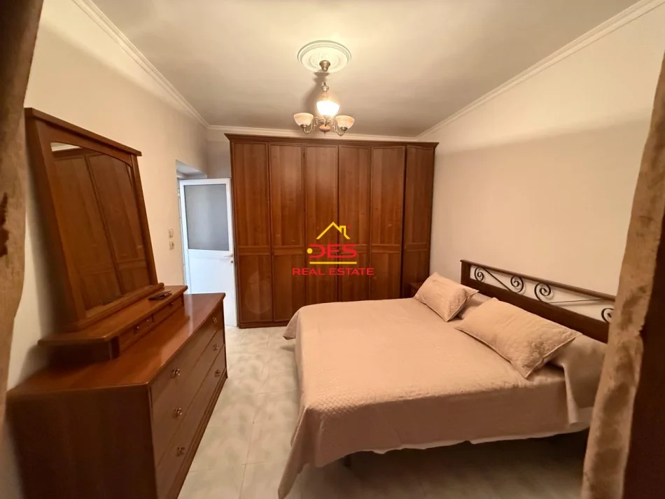 Vlore, jepet me qera apartament 2+1+Ballkon Kati 1, 80 m² 350 € (Rruga Sadik Zotaj)