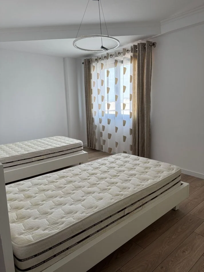 Tirane, jepet me qera apartament 2+1+Ballkon Kati 3, 85 m² 800 € (Kodra e Diellit)
