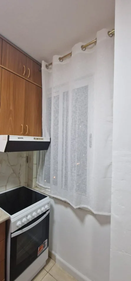 Tirane, jepet me qera apartament 1+1+Ballkon Kati 3, 63 m² 680 € (rruga Komuna Parisit)