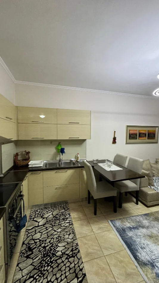 Tirane, jepet me qera apartament 2+1 Kati 5, 75 m² 500 € 