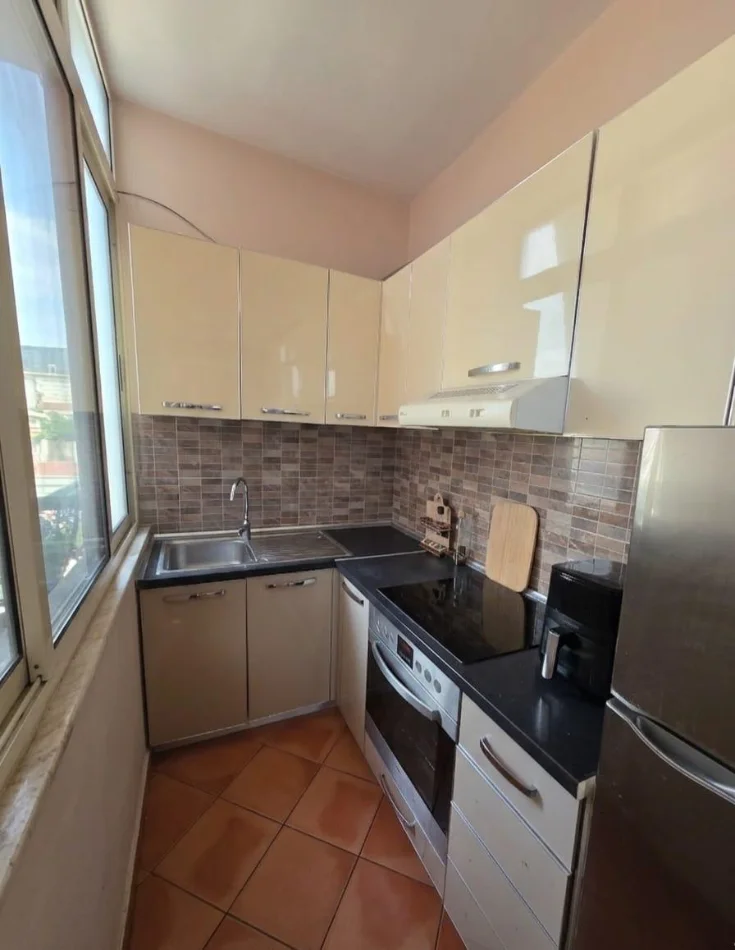 Tirane, jepet me qera apartament 2+1 Kati 5, 80 m² 650 € (Rruga Fortuzi)