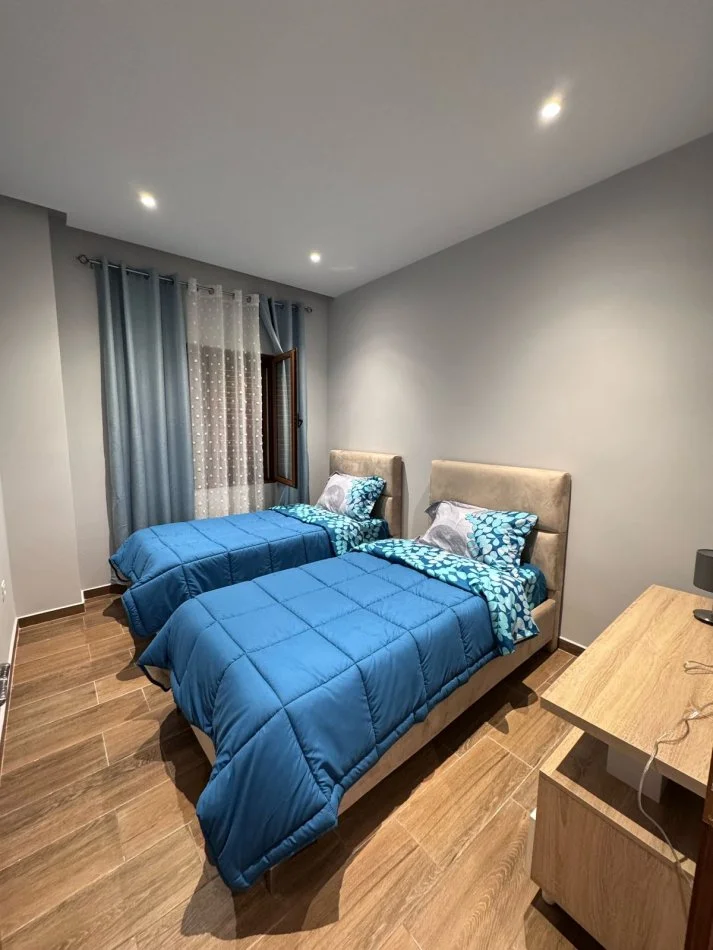 Tirane, jepet me qera shtepi 2+1+Ballkon Kati 2, 90 m² 450 € (rruga 3 Deshmoret)