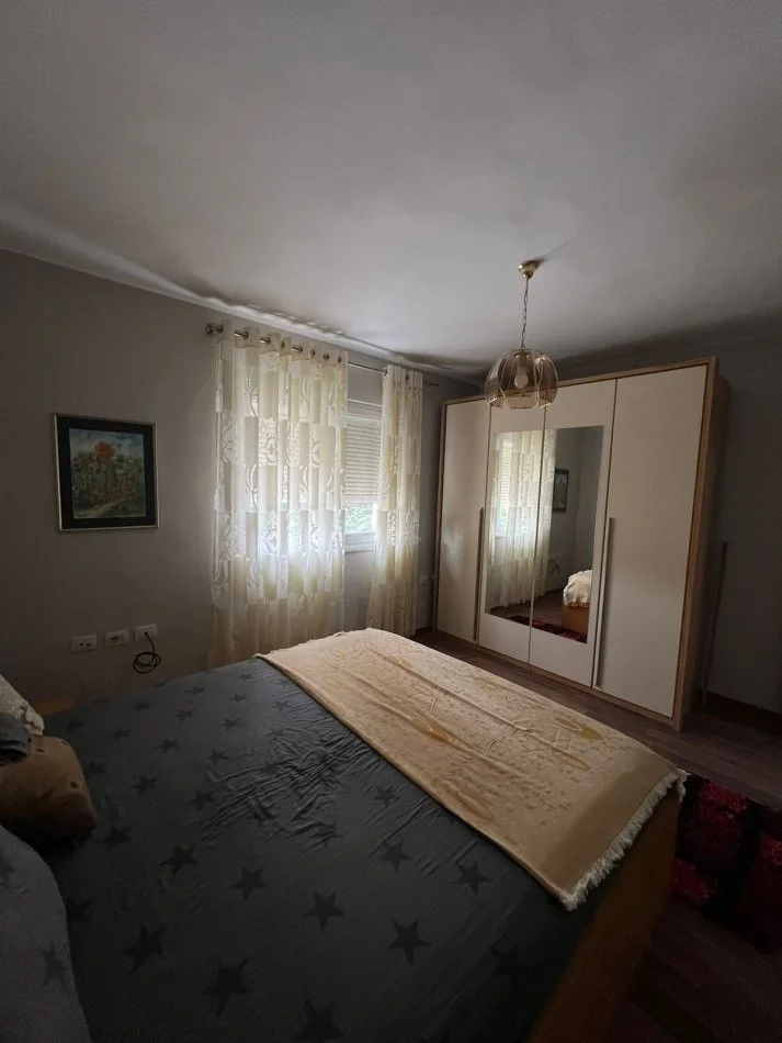 Tirane, jepet me qera apartament 3+1+Ballkon Kati 2, 100 m² 650 € (Rruga Barrikadave)