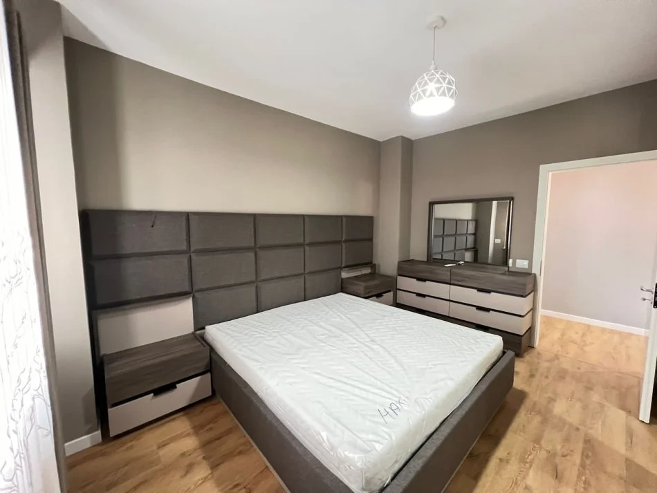 Tirane, jepet me qera apartament 2+1 Kati 2, 150 m² 900 € (Kopshti botanik)