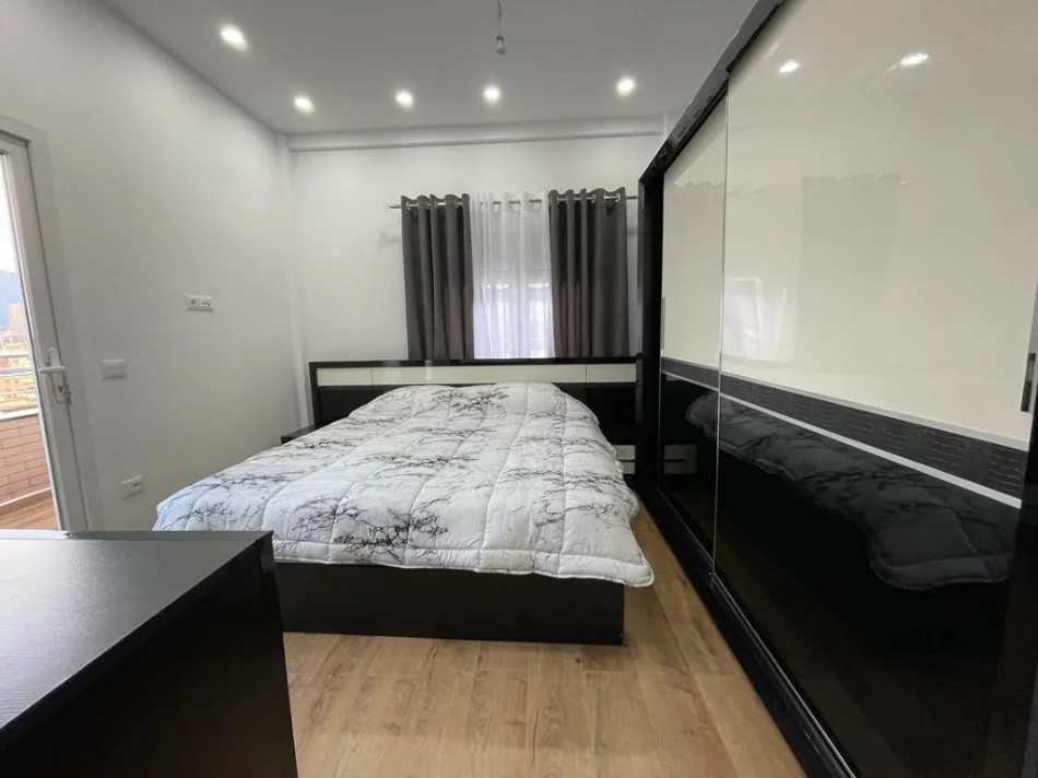 Tirane, jepet me qera 2+1 Kati 12, 70 m² 850 € (Komuna e Parisit)