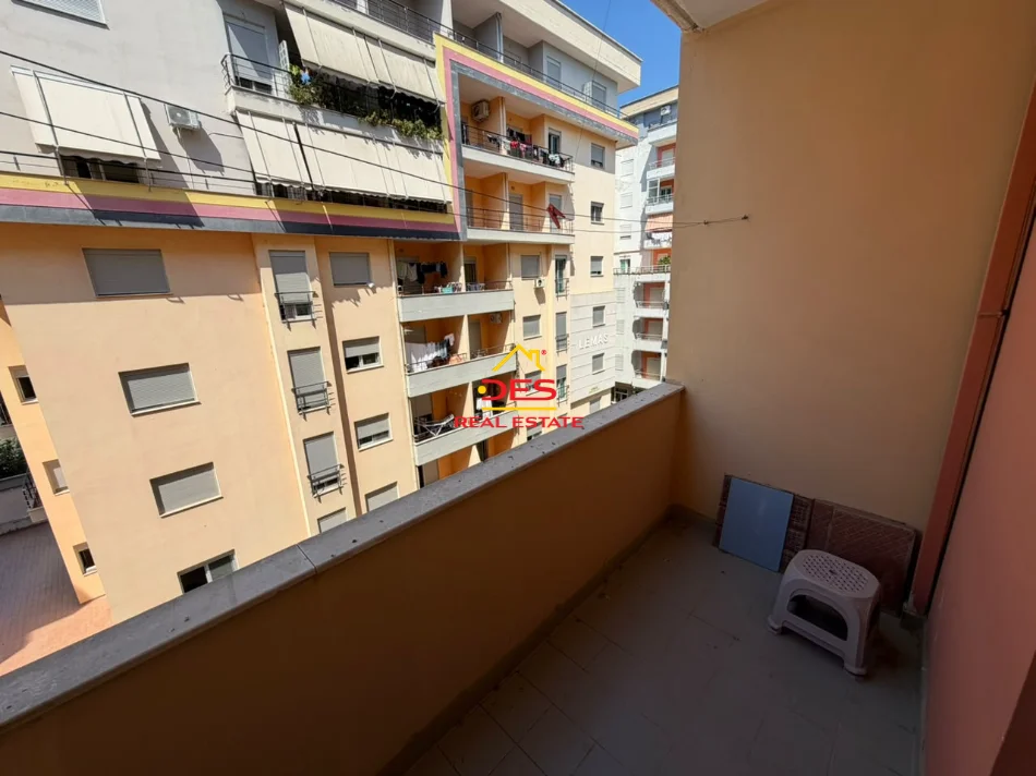 Vlore, jepet me qera apartament 2+1+Ballkon Kati 4, 110 m² 450 € (Rruga Lef Sallata)