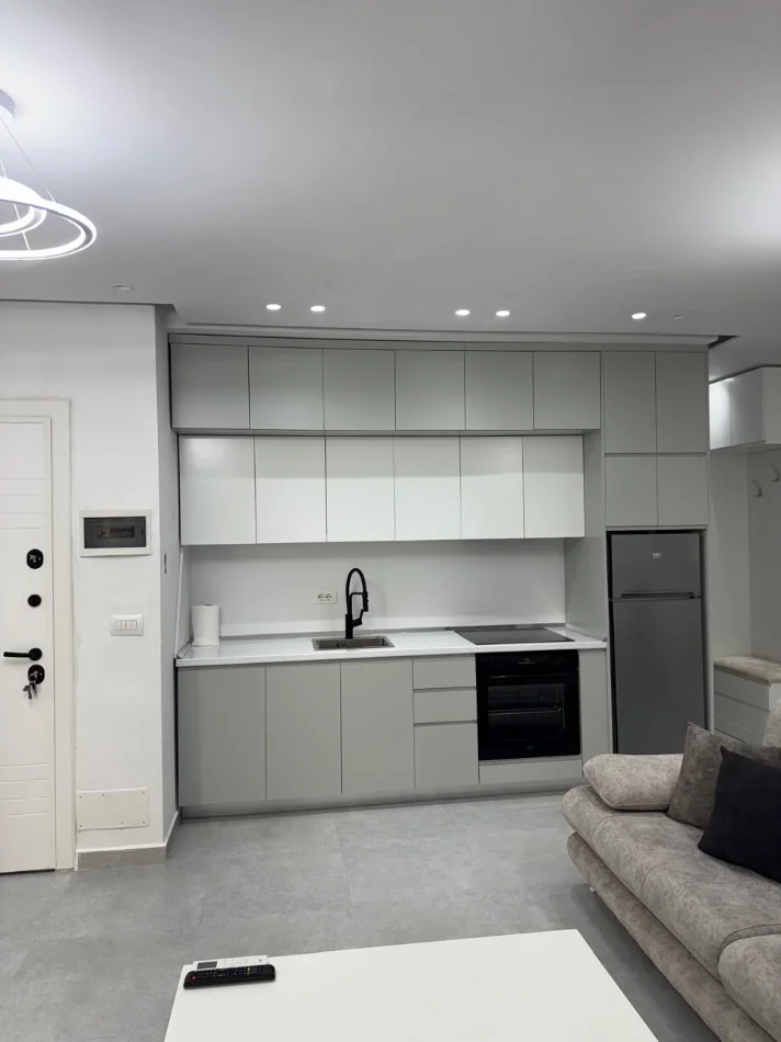 Tirane, jepet me qera apartament 2+1+Aneks+Ballkon Kati 2, 450 € (shkoze)