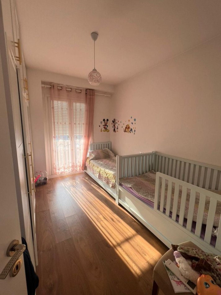 Tirane, jepet me qera apartament 2+1 me parkim,98 m² 950 € (Komuna Parisit)