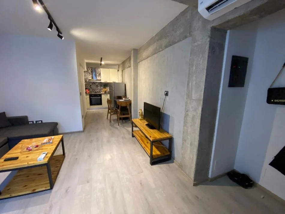 Tirane, jepet me qera apartament 1+1 Kati 1, 65 m² 450 € (Rruga Karl Gega)