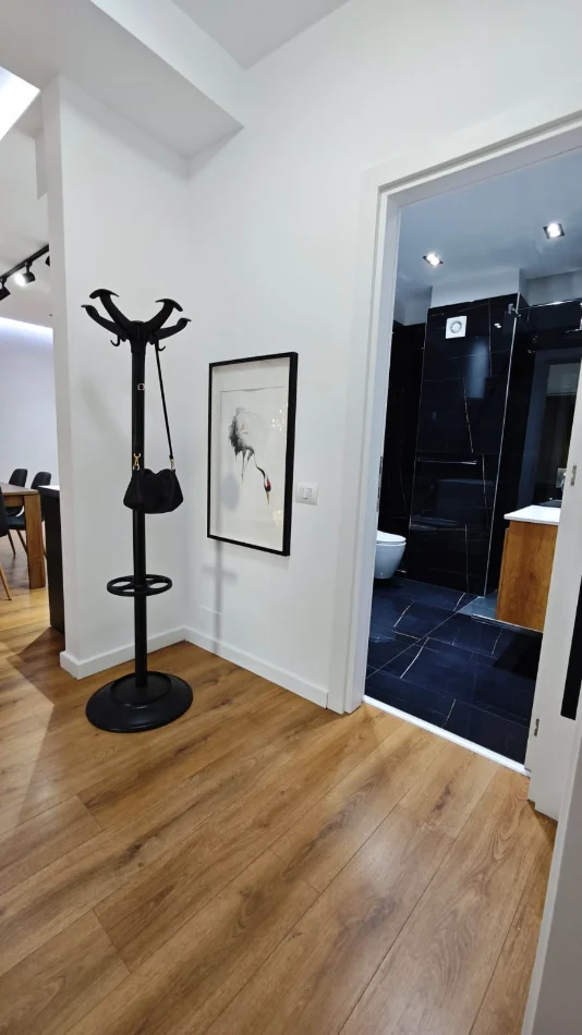 Tirane, jepet me qera apartament 2+1 Kati 7, 105 m² 950 € (Komuna e Parisit)