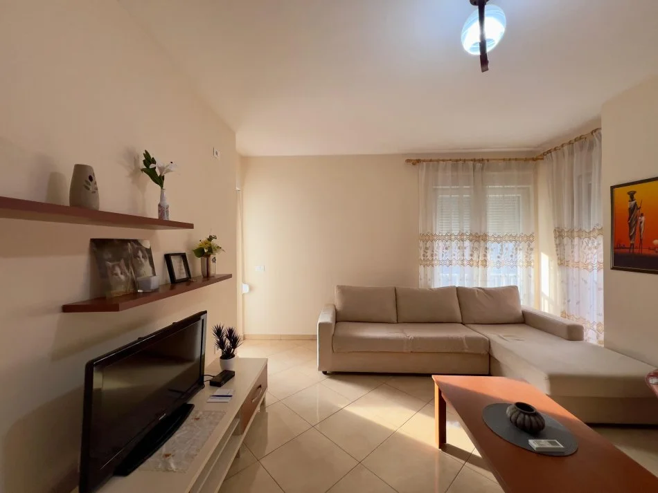 Tirane, jepet me qera apartament 2+1+Ballkon Kati 6, 110 m² 550 € (rruga ndre mjeda)