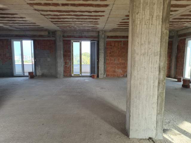 Tirane, jepet me qera Vile 4 kateshe, 650 m² 2.500 Euro (prane restorant Xibraku)