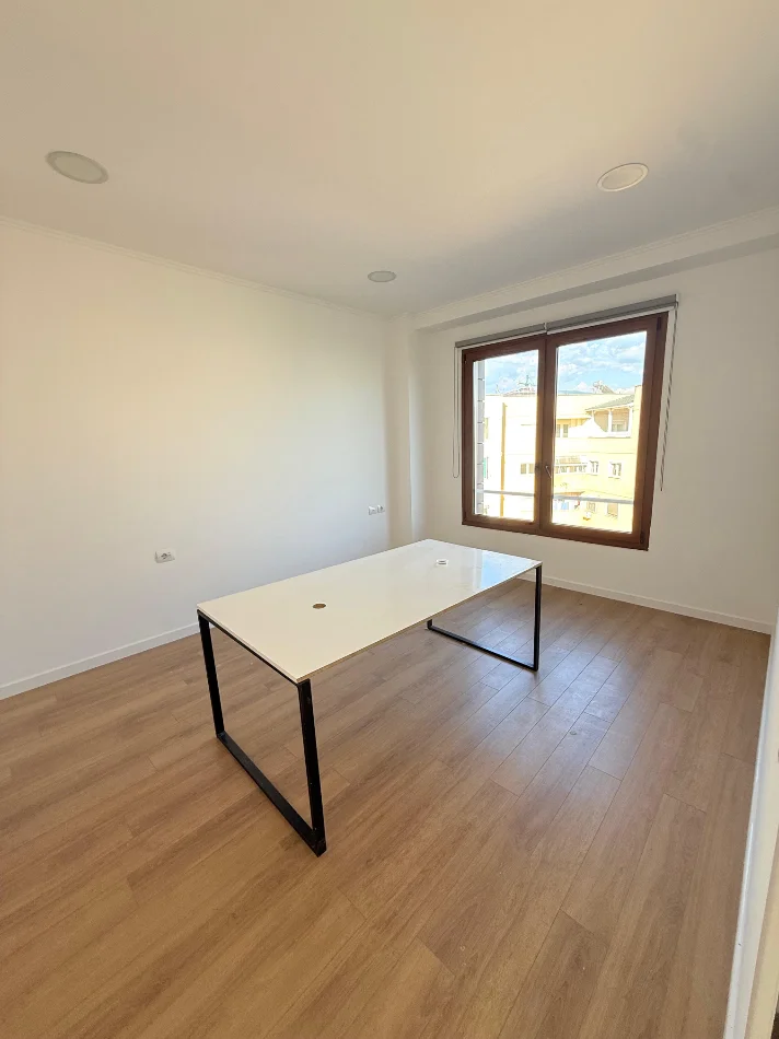 Tirane, jepet me qera zyre Kati 3, 180 m² 2.400 € (Kompleksi delijorgji)