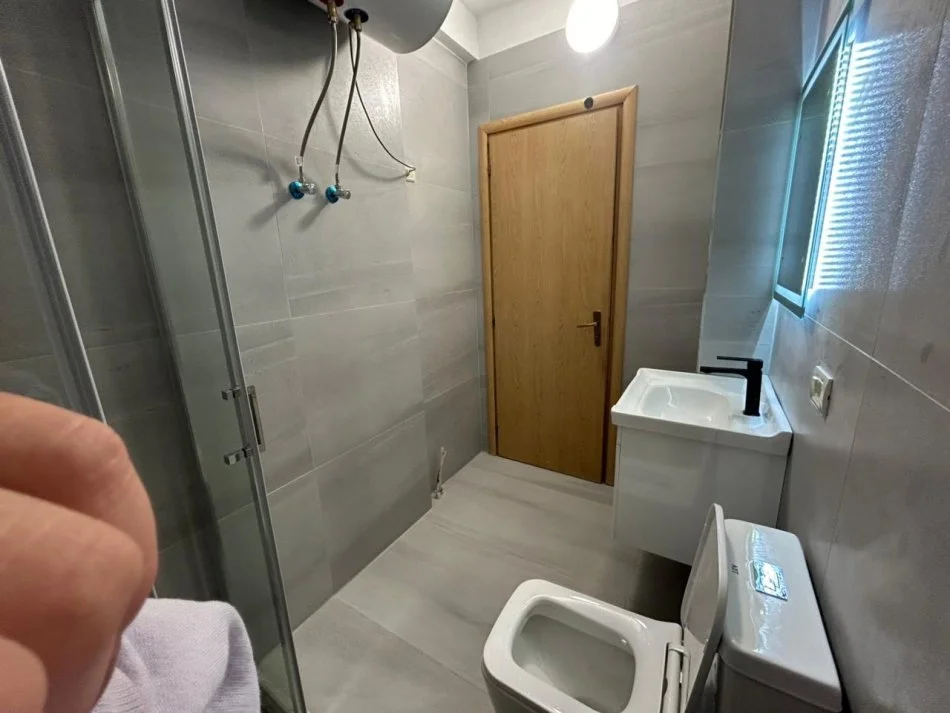 Tirane, jepet me qera apartament 1+1+Ballkon Kati 5, 80 m² 500 € (Selite)