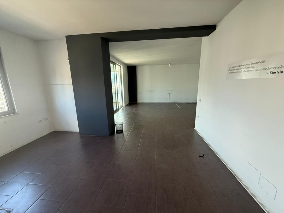 Tirane, jepet me qera zyre Kati 6, 116 m² 700 € (Zogu i Zi)