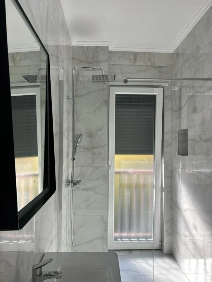 Jepet me Qera Apartament 2+1+ Post Parkimi  , Prane Gjimnazit Izmail Qemali, 1000 €