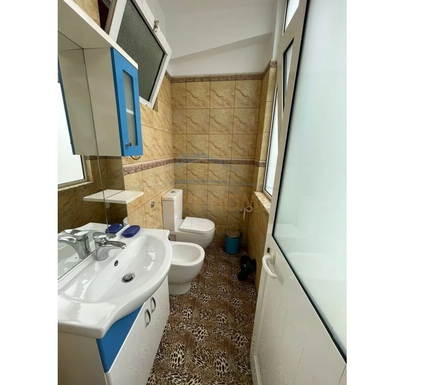 Tirane, jepet me qera apartament 2+1+Aneks+Ballkon Kati 3, 91 m² 900 € (Rrugen Ibrahim Rugova)