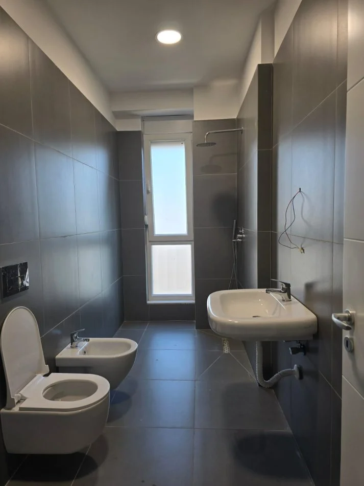 Tirane, jepet me qera apartament 2+1+Ballkon Kati 8, 55 m² 500 € (Fusha Aviacionit)
