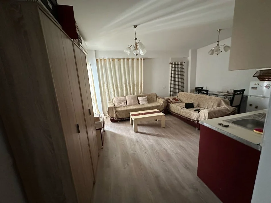 Tirane, jepet me qera apartament 1+1+Ballkon Kati 4, 55 m² 450 € (tek 21-Dhjetori)