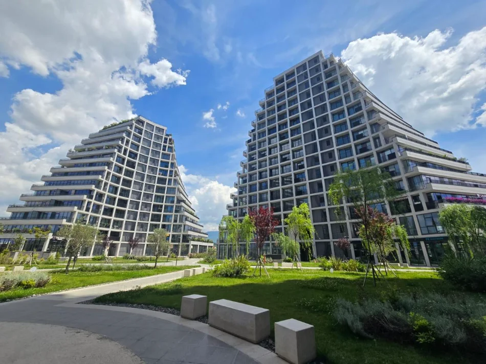 Tirane, shitet apartament 3+1 , 166 m² 