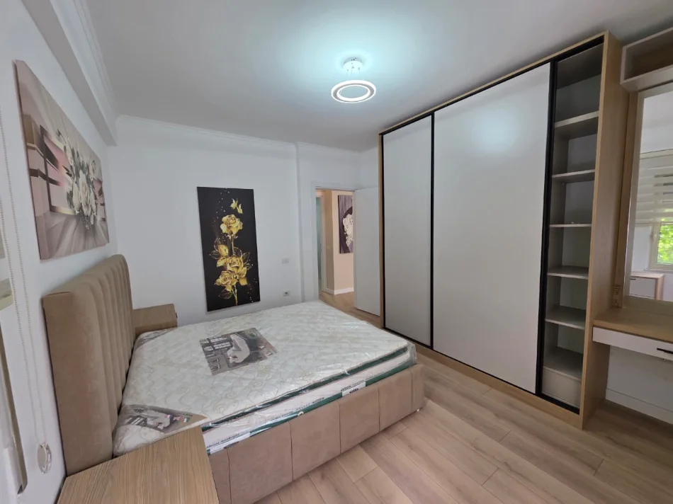 Tirane, shitet apartament 2+1+Ballkon Kati 1, 87 m² 188.000 € (Rruga Muzaket)
