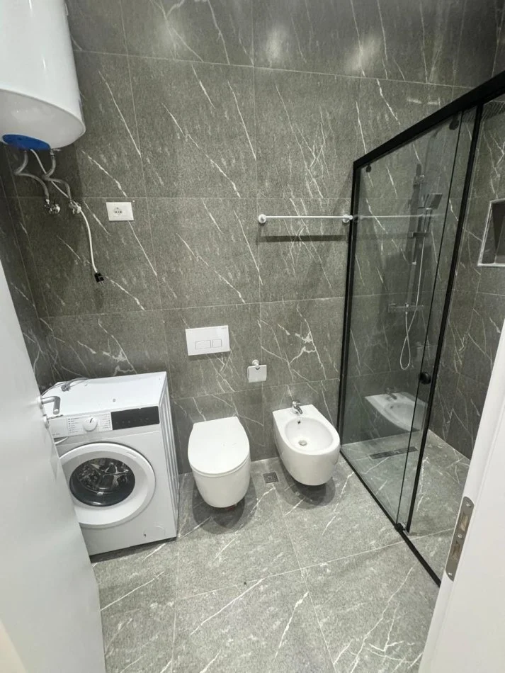 Tirane, jepet me qera apartament 1+1+parkim Kati 5, 70 m² 800 € (Vasil Shanto)