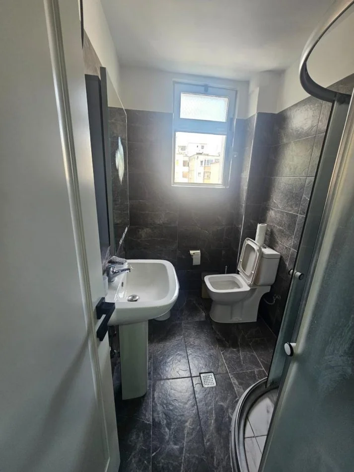 Tirane, jepet me qera 1+1 Kati 4, 500 € (21 Dhjetori)