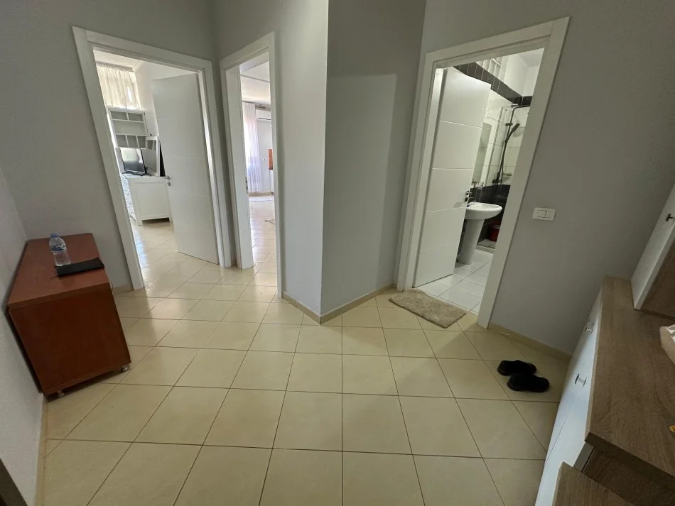 Tirane, jepet me qera apartament 1+1 , 65 m² 500 € (Rruga e kavajes)