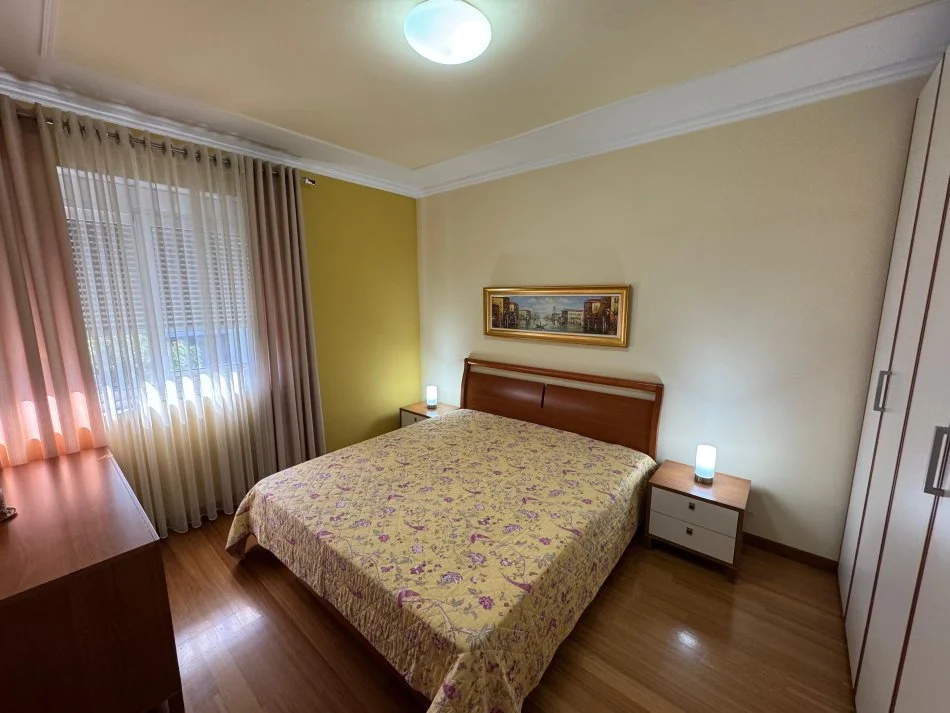 Tirane, jepet me qera apartament 2+1+Ballkon Kati 4, 136 m² 1.800 € (Blloku)