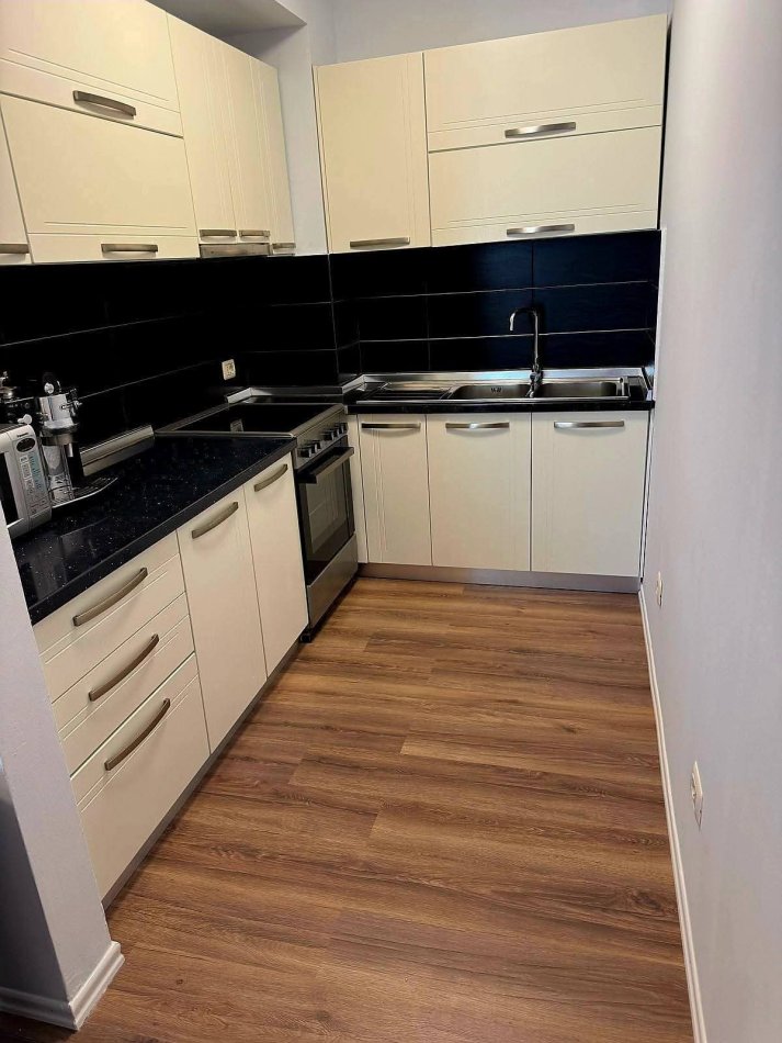 jepet me qera apartament 2+1+Ballkon Kati 4, 100 m² 800 € (Liqenit Artificial Tirane)