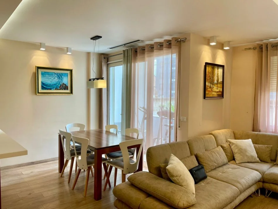 Tirane, jepet me qera apartament 3+1+Ballkon Kati 1, 138 m² 900 € (STACIONI I TRENIT)