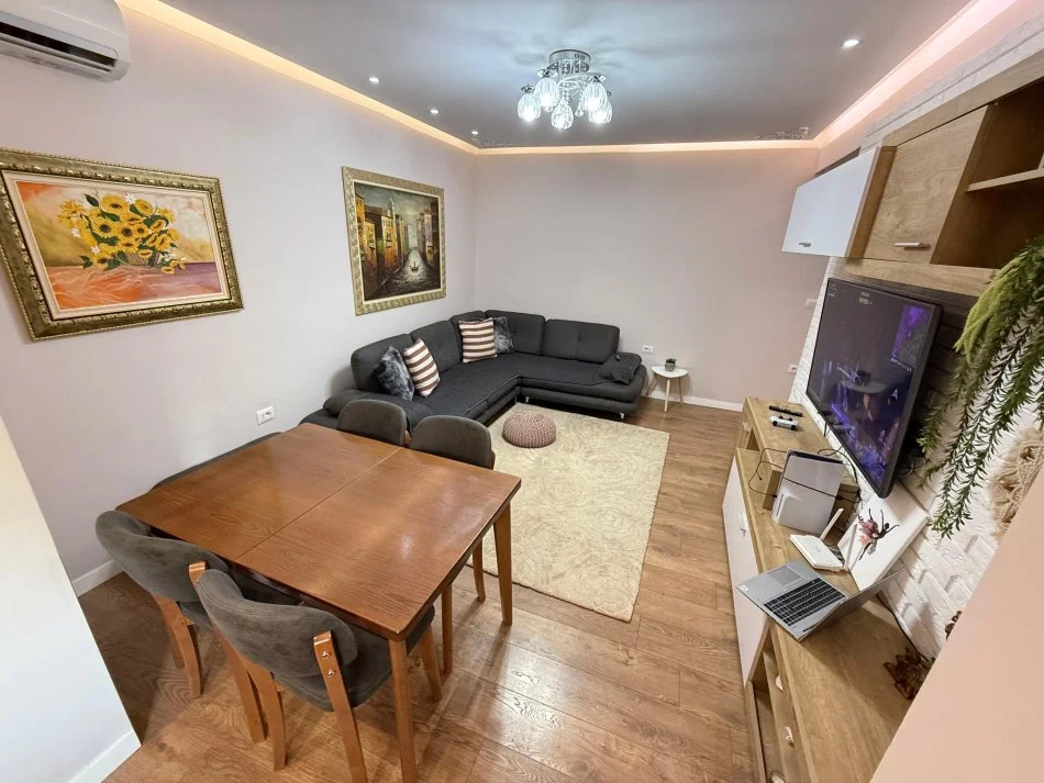 Tirane, jepet me qera apartament 2+1 Kati 3, 96 m² 700 € (Rruga e Bogdaneve)