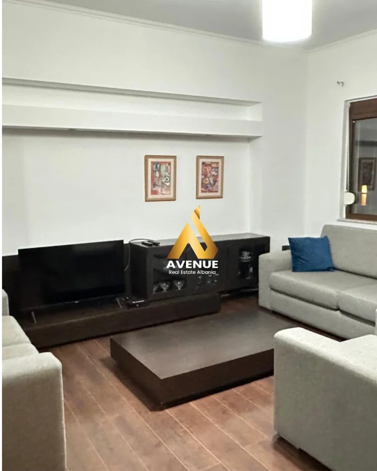 Tirane, jepet me qera apartament 2+1 , 102 m² 900 € (Rruga Elbasanit)