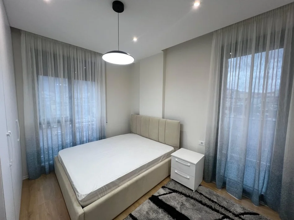Tirane, jepet me qera apartament 2+1+Ballkon Kati 3, 95 m² 750 € (Porcelan)