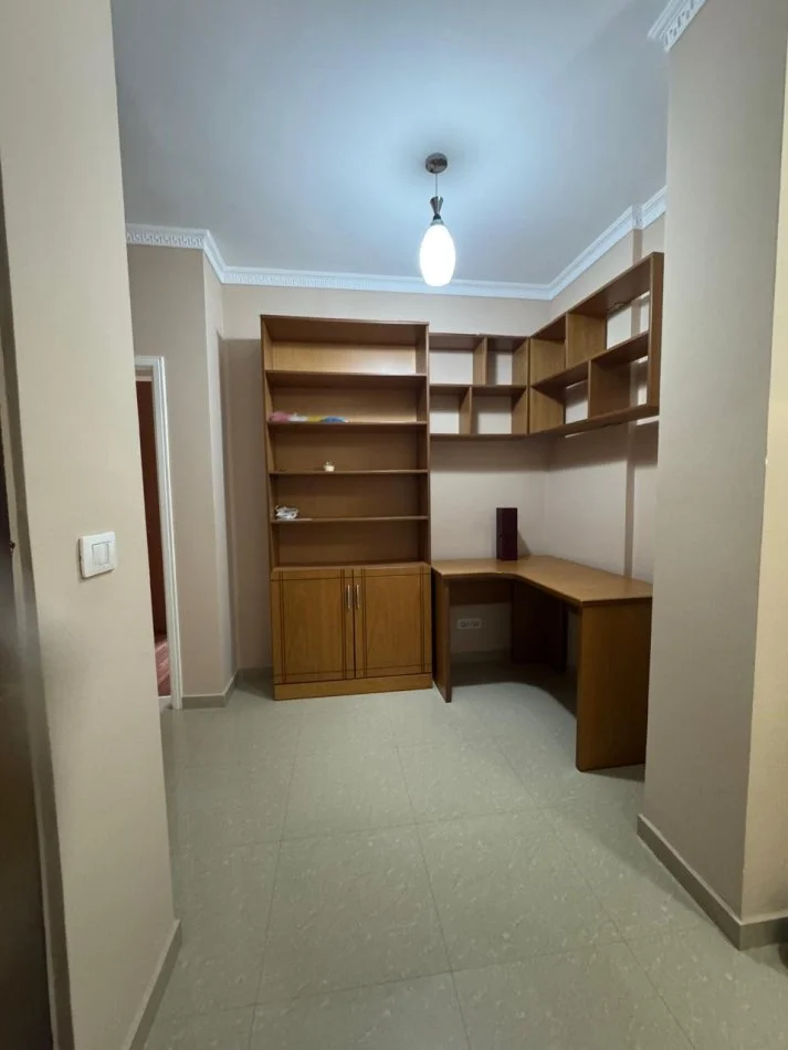 Tirane, jepet me qera apartament 2+1+Ballkon Kati 3, 110 m² 500 € 