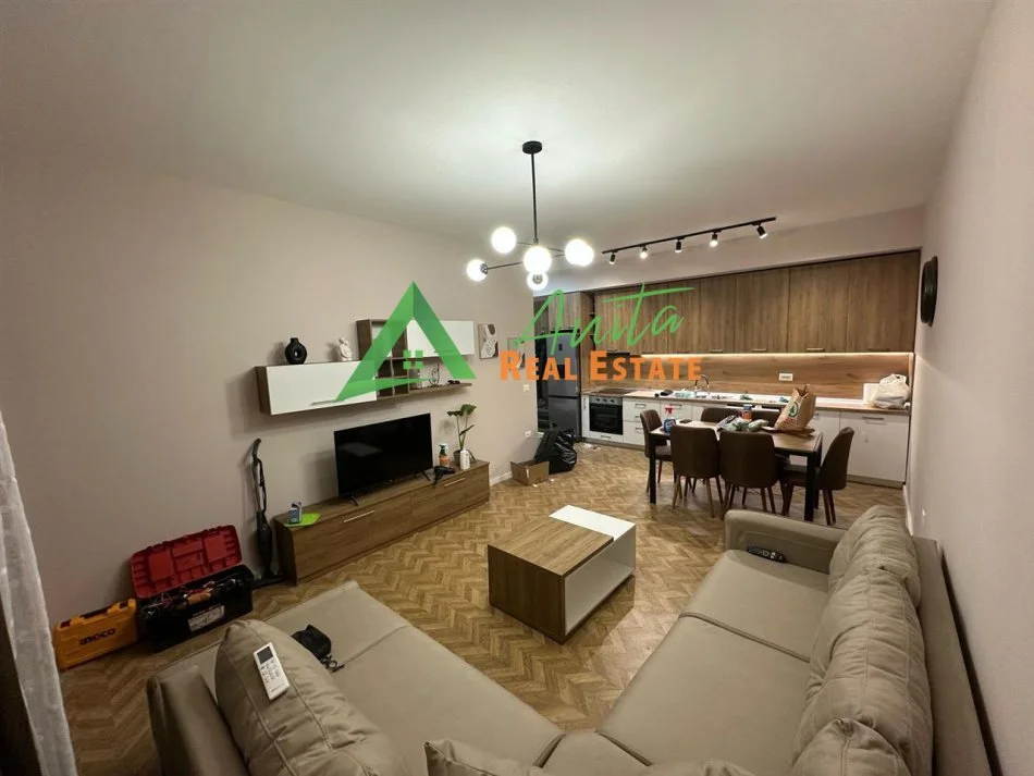Tirane, jepet me qera apartament 1+1+Ballkon Kati 1, 75 m² 550 € (Fusha Aviacionit, i pa banuar me pare)