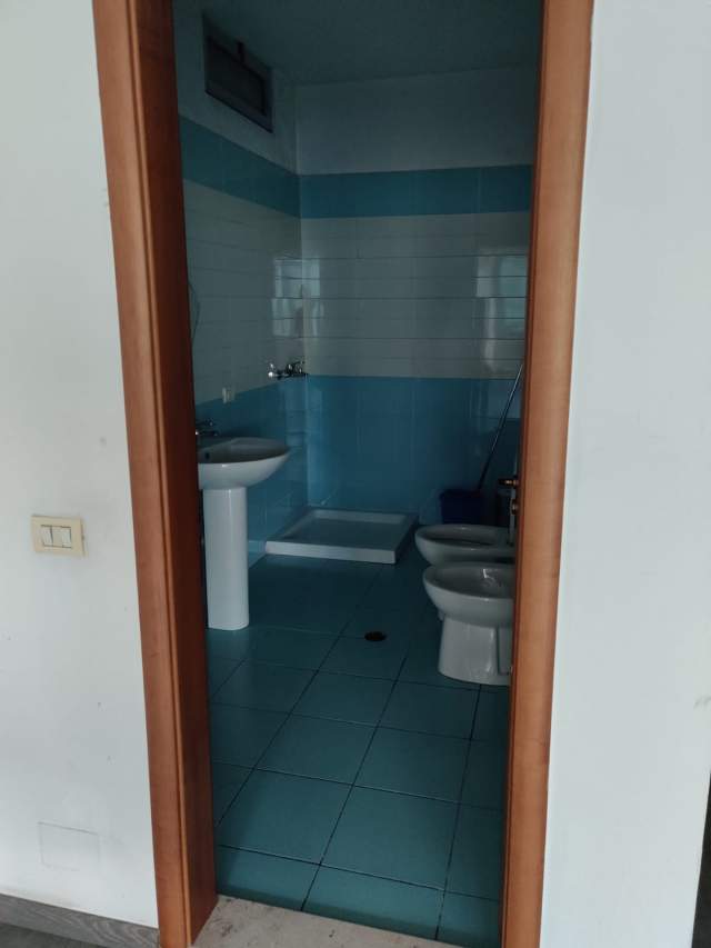 Tirane, jepet me qera zyre 78 m² 30.000 Leke (Kthesa e Kamzes, pallati Mehillaj, Kashar, Tirane)