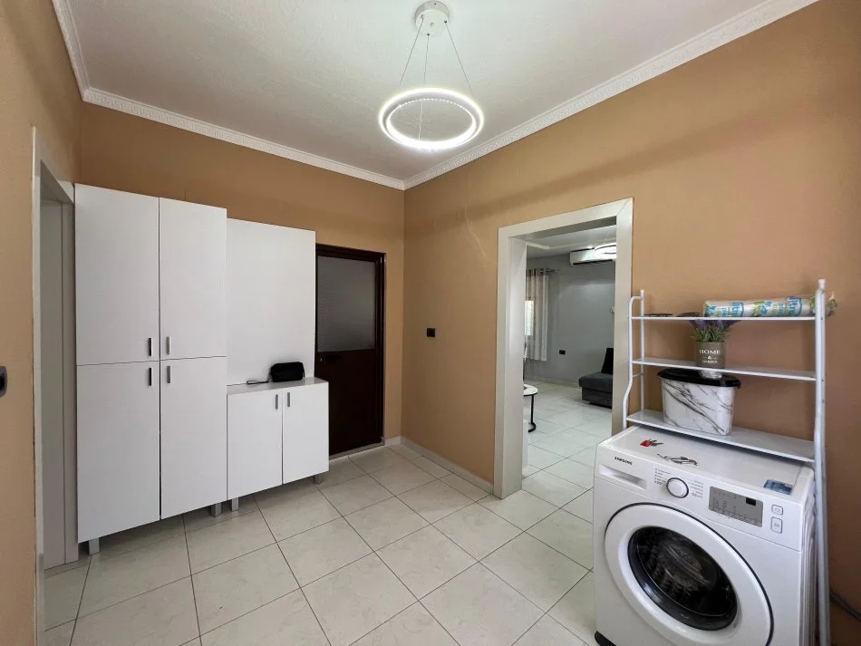 Tirane, jepet me qera shtepi 1+1 Kati 1, 90 m² 600 € 