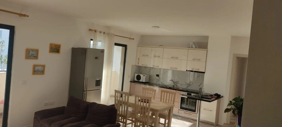 Tirane, jepet me qera apartament 2+1+Ballkon Kati 4, 120 m² 500 € (rruga 5 Maj)