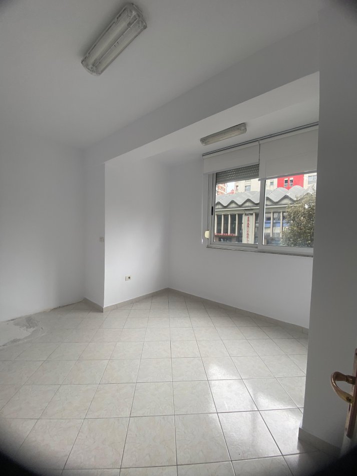 Tirane, jepet me qera zyre Kati 2, 70 m² 750 € (pranë ArTurbina)