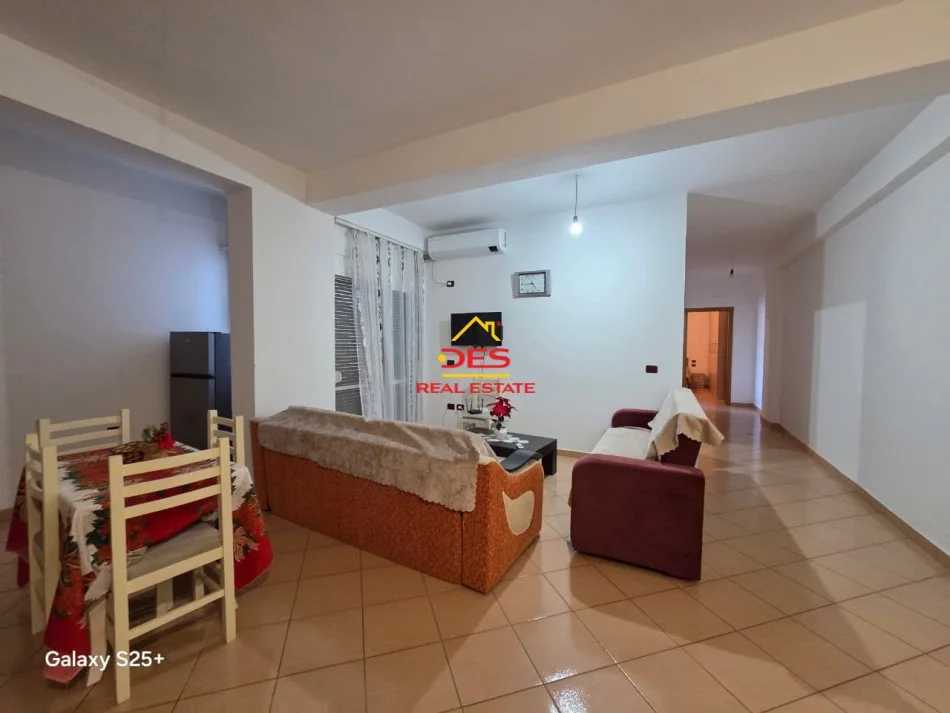 Vlore, jepet me qera apartament 2+1+Ballkon Kati 3, 110 m² 350 € (Rruga Murat Tërbaçi)