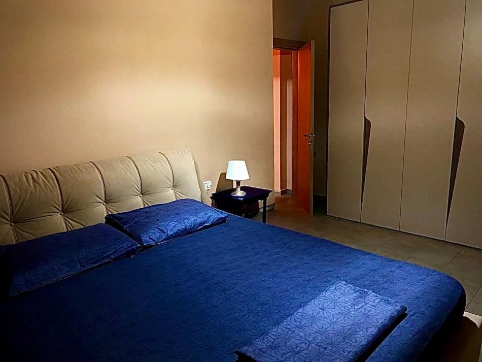 Tirane, jepet me qera apartament 1+1+Ballkon Kati 3, 85 m² 400 € (rruga 5 Maj)