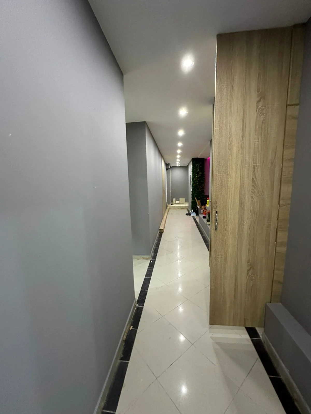 Shitet Ambjent biznesi (i investuar) prane Sheshit Wilson,sip. Totale 133 m2,kati -1,cmimi 140,000 Euro