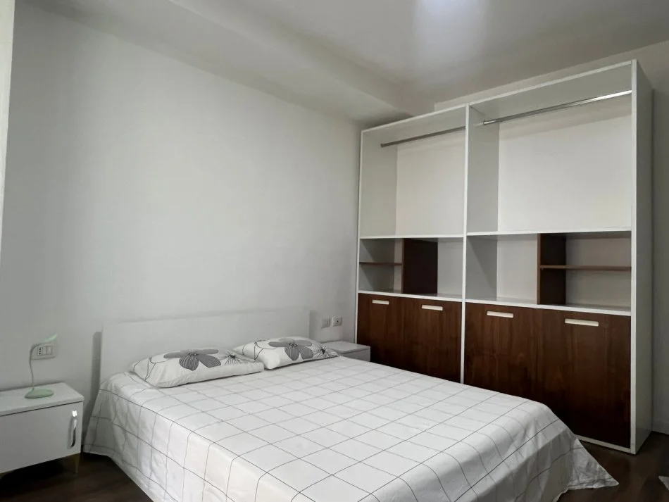 Tirane, jepet me qera apartament 3+1+Ballkon Kati 4, 126 m² 1000 € (Komuna e Parisit)