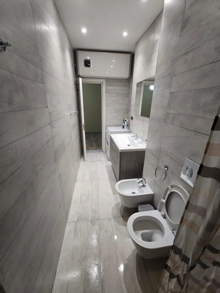 Tirane, jepet me qera apartament 1+1+Ballkon Kati 4, 54 m² 650 € (PAZARI I RI)